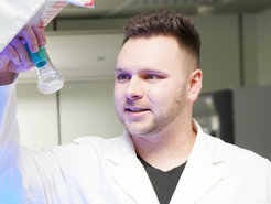 Dr. Florian Lindner erhält den Marburger Bitechnologie- und Nanotechnologie-Preis für seine Arbeit zur optogenetischen Kontrolle eines bakteriellen Apparates.